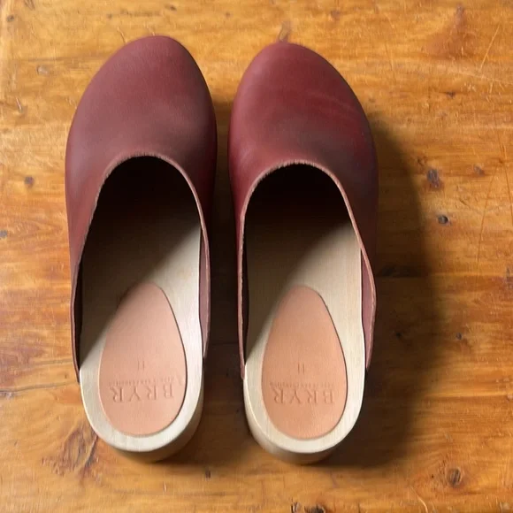 New in box Bryr Bean clogs in burgundy. Size 11 (41). - Picture 6 of 6